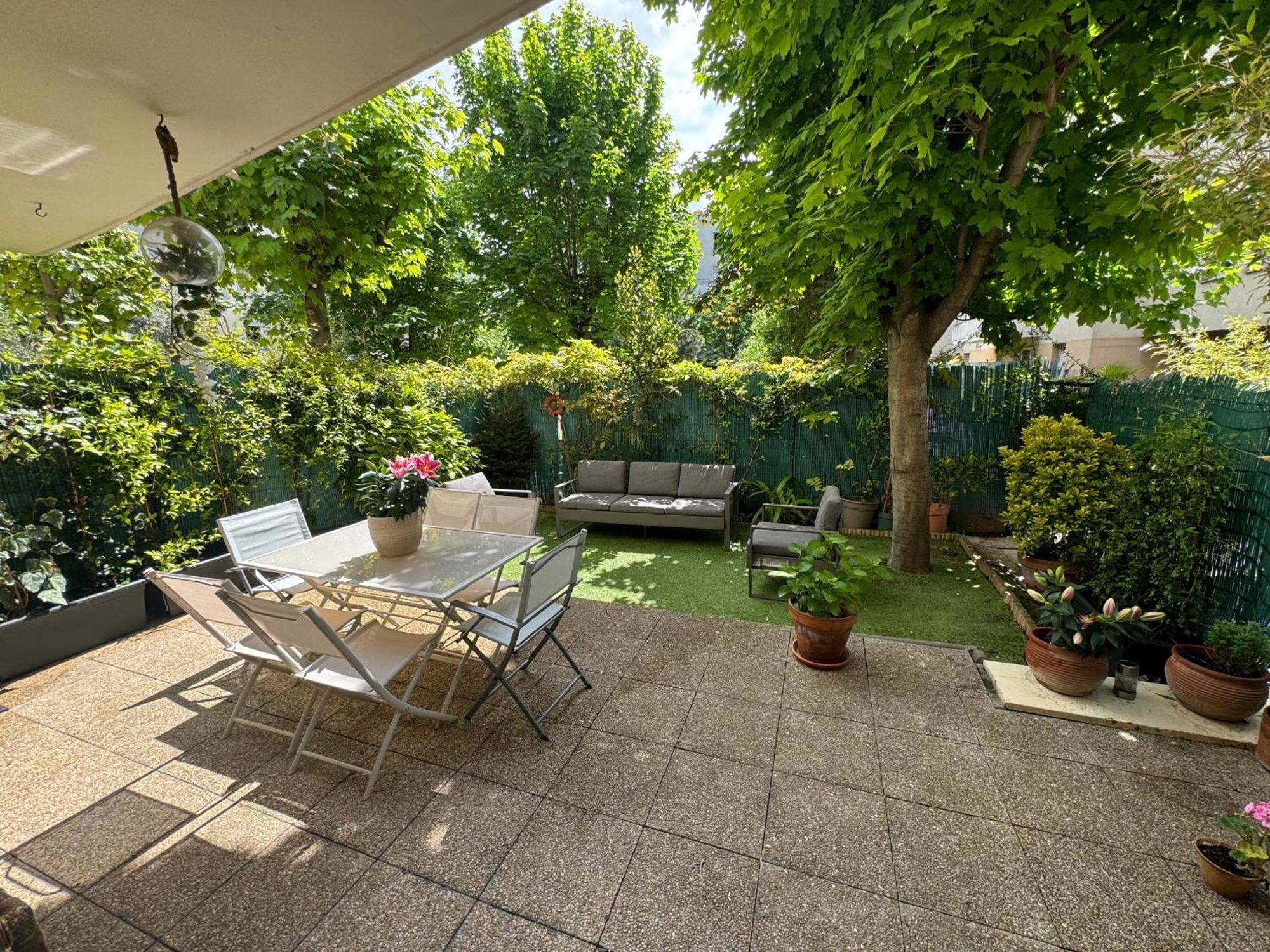 Le Jardin Du Stade By Uta House Saint-Denis  Exterior photo